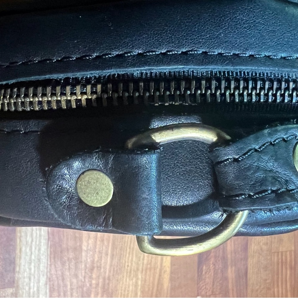 Portland Leather Goods,’Almost Perfect Circle’ Small 7”x3” leather Crossbody Bag - Picture 4 of 8